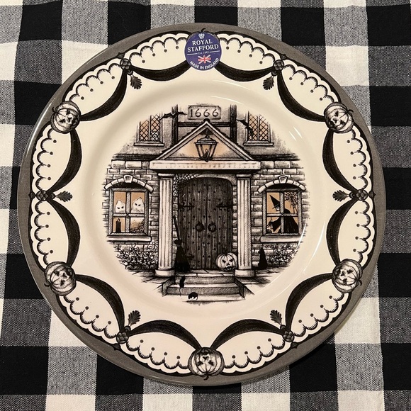 NWT ROYAL STAFFORD HALLOWEEN PLATE. - Picture 1 of 6